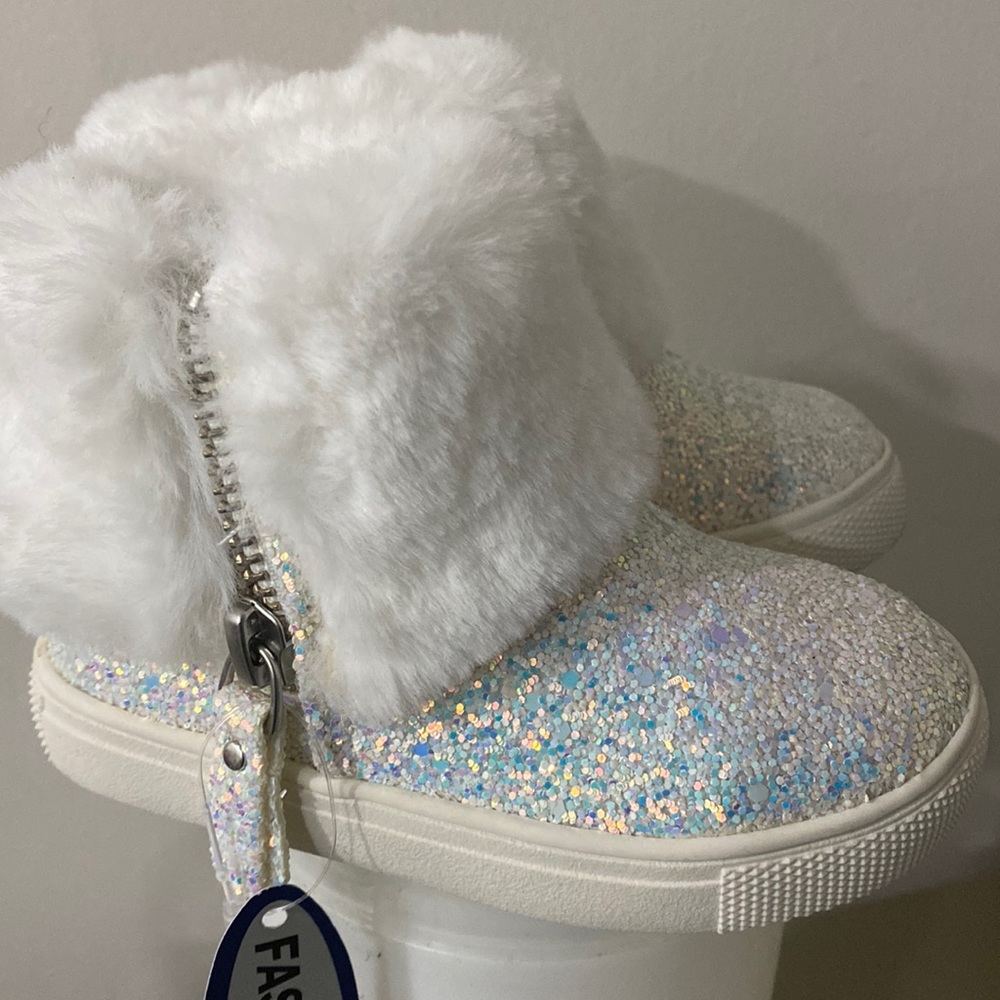 Adorable white boots that are NEW WITH TAG
